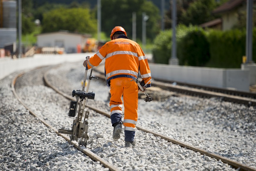 ZUR MEDIENKONFERENZ DER SBB UEBER DIE LEISTUNGSVEREINBARUNG 2017-2020, STELLEN WIR IHNEN AM DIENSTAG 9. AUGUST 2016 FOLGENDES THEMENBILD ZUR VERFUEGUNG. - Des ouvriers travaillent a la refection des v ...