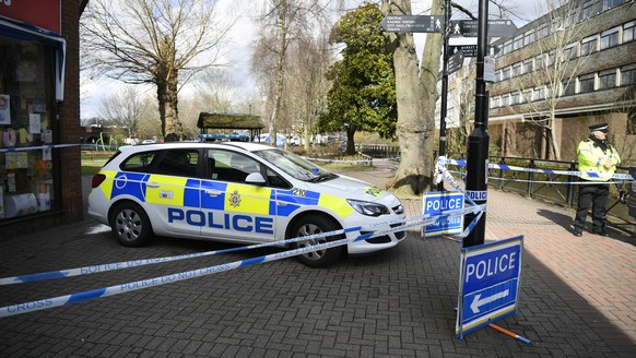 epa06863096 (FILE) - Police stand behind a cordon in Salisbury, Britain, 06 March 2018 (reissued 04 July 2018). According to police, two people are on serious condition after being exposed to an &#039 ...