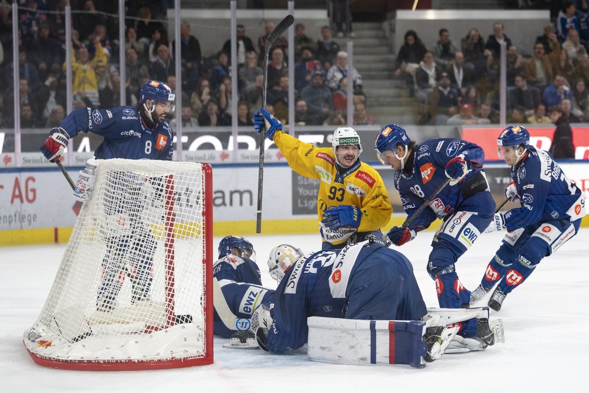Der Torschuetze Yannick Frehner (HCD), mitte, jubelt nach dem Tor zum 1:3 gegen Willy Riedi (ZSC), Yannick Weber (ZSC), Torhueter Simon Hrubec (ZSC), Malte Stroemwall (ZSC) und Nicolas Baechler (ZSC), ...