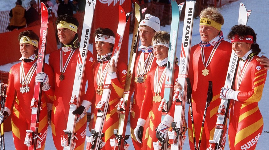 Group picture of the successful Swiss national skiing team in Crans Montana at the Alpine World Ski Championships in 1987 with (from left): Michaela Figini, Karl Alpiger, Maria Walliser, Primin Zurbri ...