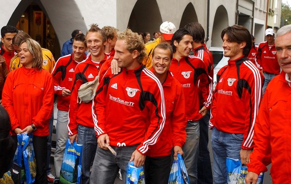 Spieler und Trainer des FC Thun, von links, Betreuerin Sandra Beyer, Adrian Moser, Pascal Cerrone, Mauro Lustrinelli, Assistenztrainer Thomas Binggeli, Mario Raimondi, Andreas Gerber und Trainer Hansp ...