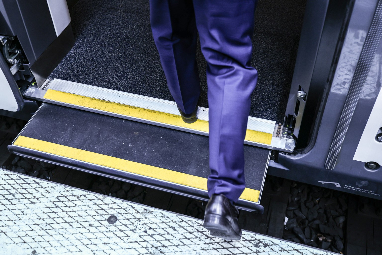 epa12459754 Step-free entry of the Talgo ICE L train (InterCity Express) during Deutsche Bahn&#039;s presentation at the Ostbahnhof station in Berlin, Germany, 17 October 2025. EPA/FILIP SINGER
