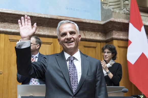 epa06230366 Resigning Swiss Federal Councillor Didier Burkhalter bids farewell after his last speech in front of the National Council, during the autumn session of the Federal Assembly in Bern, Switze ...