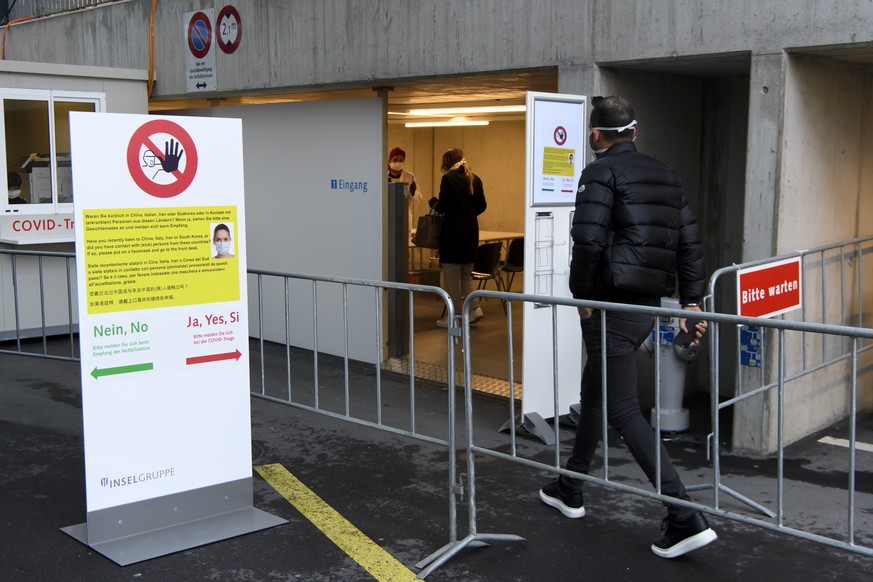 Zwei Personen kommen zur COVID-Triage waehrend einer Pressekonferenz ueber den Coronavirus (COVID-19) und die Massnahmen, welche die Insel Gruppe ergriffen hat, am Freitag, 28. Februar 2020, im Insels ...