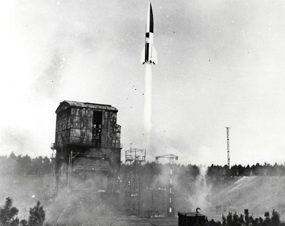 V2-Testgelände der Nazi in Peenemünde, aufgenommen im Oktober 1942.
https://commons.wikimedia.org/wiki/File:Launch_of_a_V-2_rocket_(49775376157).jpg