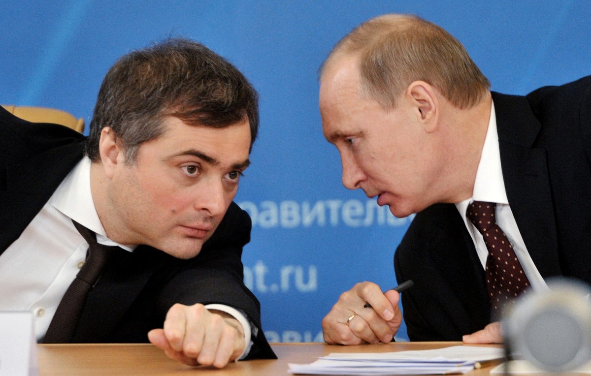 Vladislav Sourkov et Vladimir Poutine en grande discussion.