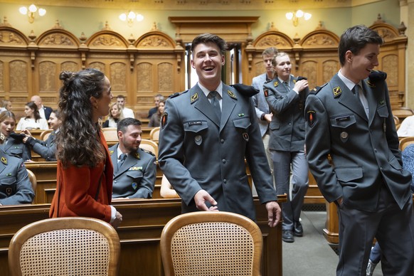 Franjo von Allmen, Mitte, und weitere Athletinnen und Athleten treffen im Nationalratssaal ein, beim offiziellen Empfang der Olympia Teilnehmer, am Montag, 11. Mai 2026 im Bundeshaus in Bern. (KEYSTON ...