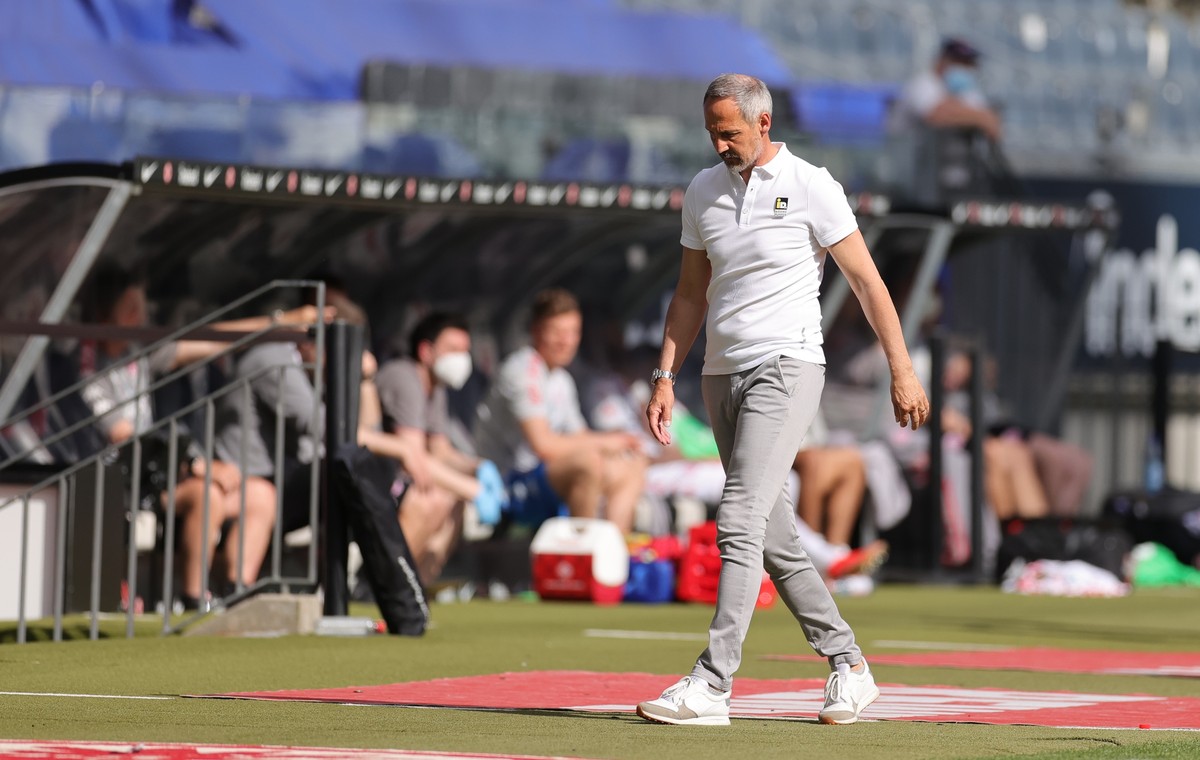 epa09187833 Frankfurt's head coach Adi Huetter reacts during the German Bundesliga soccer match between Eintracht Frankfurt and FSV Mainz 05 in Frankfurt, Germany, 09 May 2021. EPA/FRIEDEMANN VOG ...