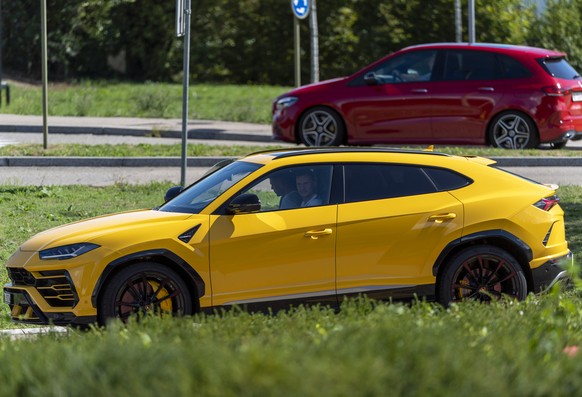 Taulant Xhaka, vorne, faehrt seinem Bruder Granit Xhaka, hinten, in einem Lamborghini Urus zum Zusammenzug der Schweizer Fussball Nationalmannschaft in Pratteln, am Montag, 31. August 2020. Im Rahmen ...