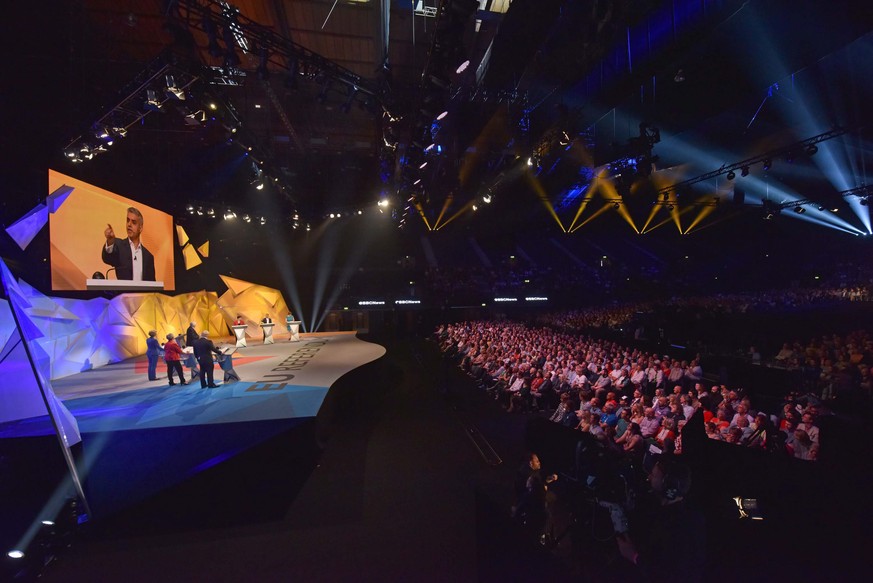 6000 Zuschauer verfolgen die finale TV-Debatte in der Londoner Wembley Arena.