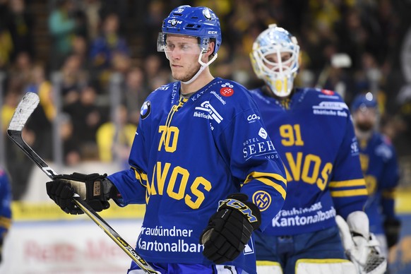 Ein enttaeuschter Enzo Corvi und Gilles Senn von Davos, beim sechsten Playoff-Viertelfinalspiel der National League zwischen dem HC Davos und EHC Biel, am Donnerstag, 22. Maerz 2018, in der Vaillant A ...