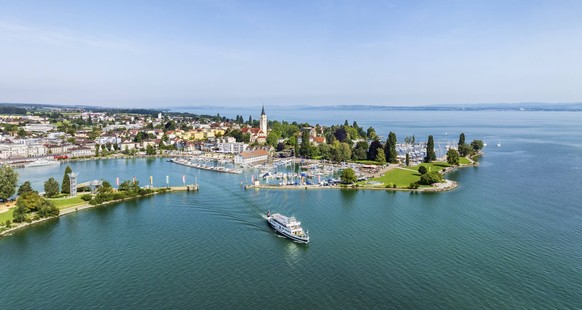 Hafenareal, Fährhafen, Yachthafen, Marina von Romanshorn mit Seepark, und dem auslaufenden Passagierschiff MS Zürich, Luftbild, Bodensee, Kanton Thurgau, Schweiz, Europa Harbour area, ferry port, yach ...