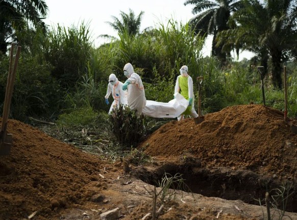 Helfer beerdigen die Leiche eine Ebola Opfers in Beni in der Demokratischen Republik Kongo. (Archivbild)