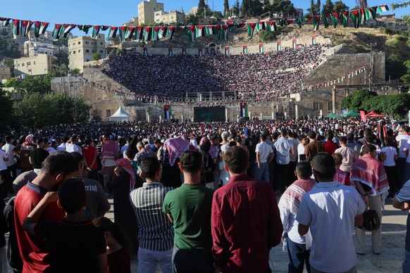 <p>Was für ein Public Viewing! Jordanische Fans sehen die 1:3-Niederlage ihrer Lieblinge im römischen Theater von Amman.</p>