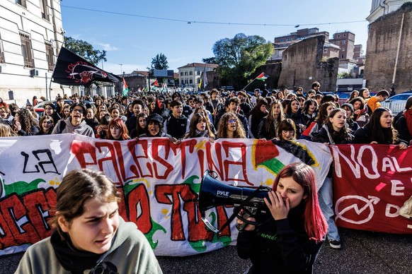 General strike against the 2026 budget plan General Strike Against the 2026 Budget . Rome, Italy 28 November 2025, Credit:Francesco Fotia / Avalon Italy, Italia, Rome PUBLICATIONxNOTxINxUKxFRAxUSA Cop ...