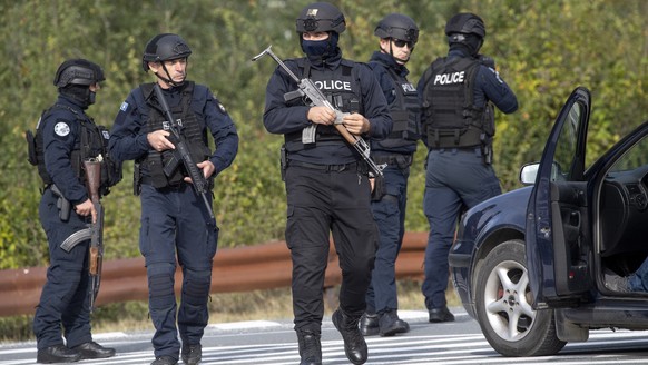 epaselect epa10885376 Armed Kosovo police officers stand at a security checkpoint near the village of Banjska, Kosovo, 27 September 2023. A Kosovar Albanian police officer on 24 September was killed b ...