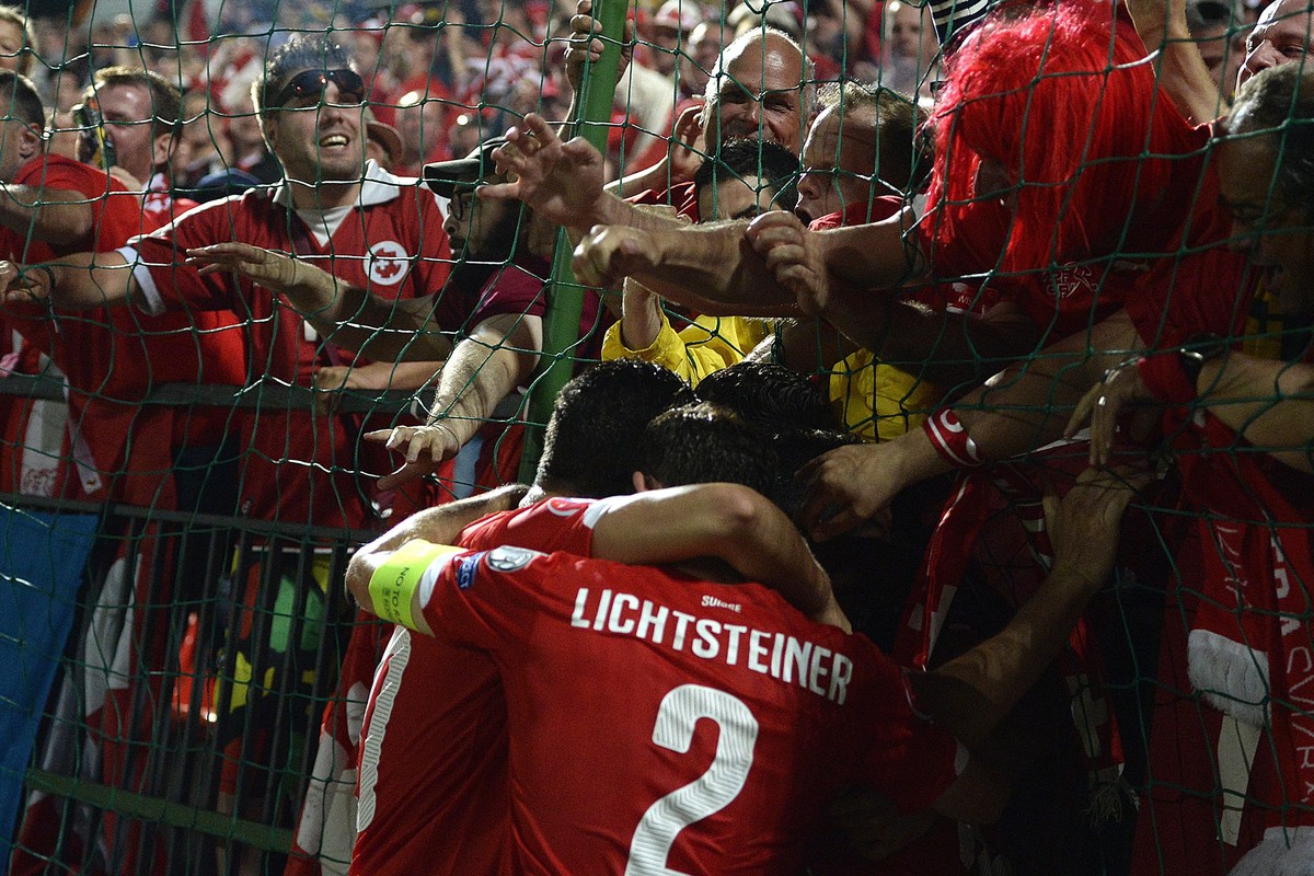 Jubelszenen mit den mitgereisten Fans: Lichtsteiner und Co. erkämpfen sich in Vilnius einen 2:1-Sieg.