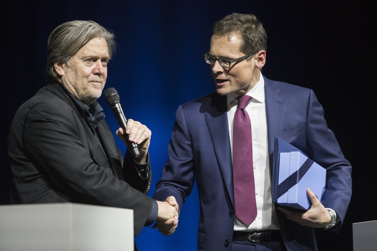 epa06585574 Former White House strategist Steve Bannon, (L), shakes hands with Editor-in-chief of Swiss weekly 'Weltwoche' (World week), Roger Koeppel during the 'Weltwoche (World week) ...