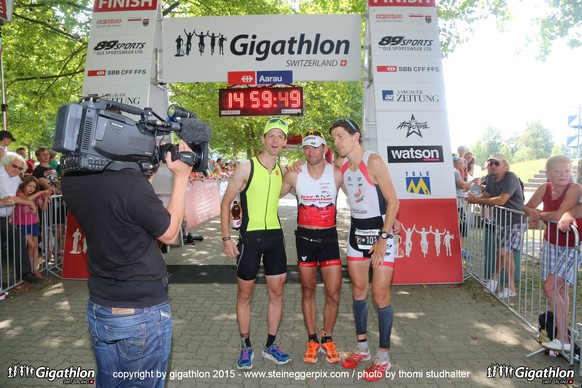 AARAU, 12.07.2015 - Sieger Single Men Gigathlon 2015: RAmon Krebs (1.), Michael Achermann (2.) und Gabriel Lombriser (3). Ziel der 2. Etappe Historic Sunday am Gigathlon 2015 in Aarau. 

copyright b ...