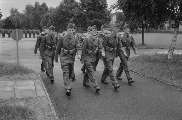 Baumann, Heinz 
Titel:
Erster Tag Rekrutenschule, Radar und Musik, aufgenommen in Zürich, Kaserne 
Beschreibung:

Datierung:
7/1960