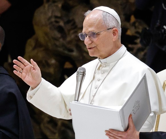 epa12912951 Pope Leo XIV attends the Meeting of Catholic Religion Teachers promoted by the Italian Episcopal Conference (CEI) at Paolo VI hall, Vatican City, 25 April 2026. EPA/GIUSEPPE LAMI