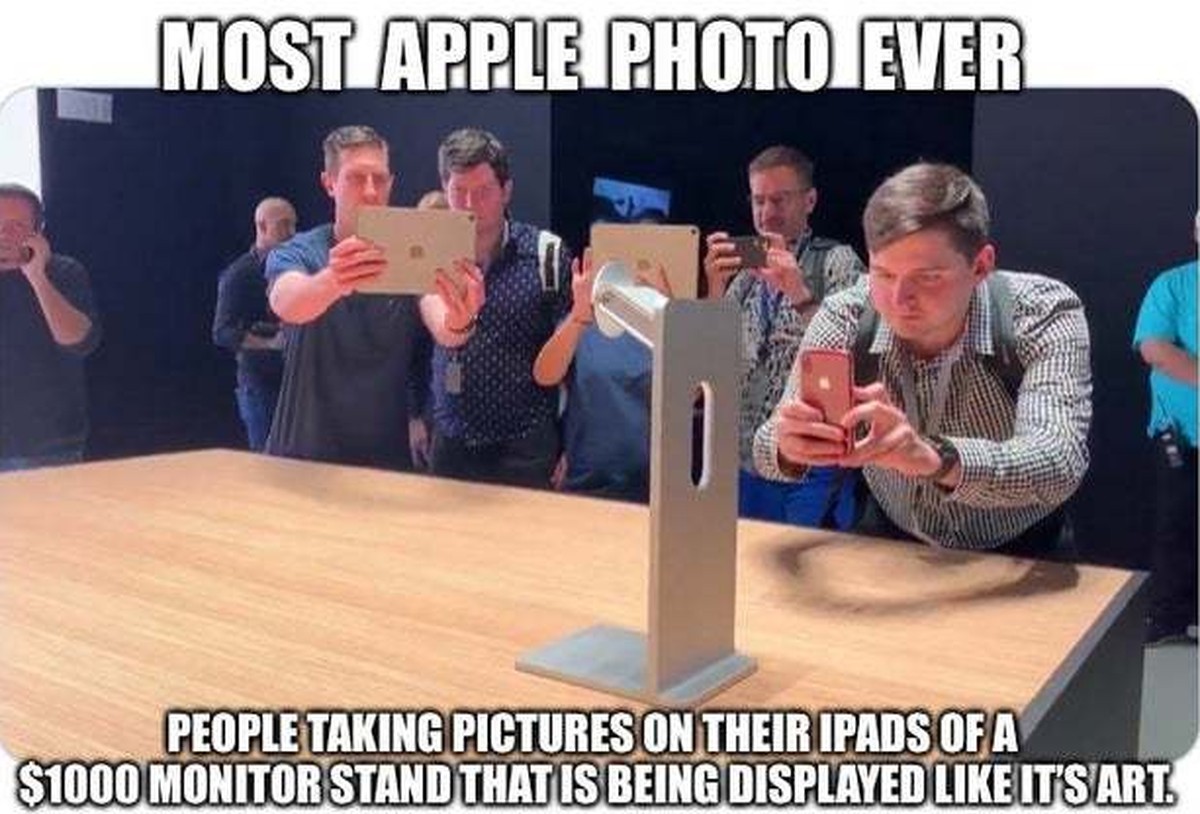 Von Apple handverlesene Journalisten, die mit ihren iPads Fotos von einem 1000-Dollar-Monitorständer machen, der wie ein Kunstwerk ausgestellt ist.