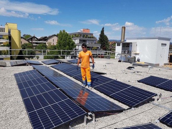 Refugees go Solar-Absolvent Latif auf einer Baustelle der Solarfirma Sunconnect