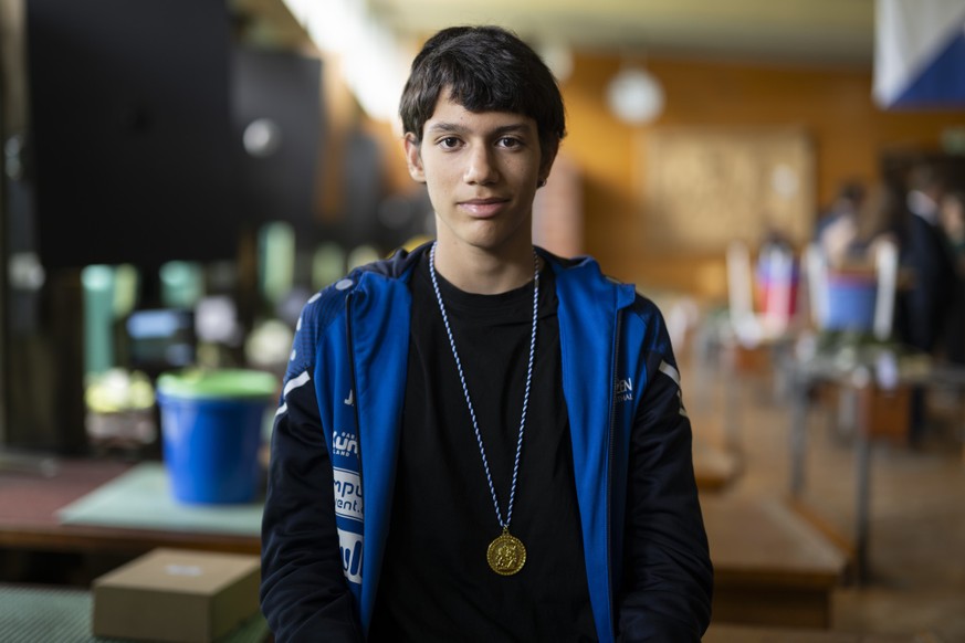 Schuetzenkoenig Julian Zehnder aus dem Turbenthal mit dem Jahrgang 2011, posiert nach dem Aussstich am Knabenschiessen im Albisguetli am Montag, 14. September 2026 in Zuerich. (KEYSTONE/Michael Schmid ...