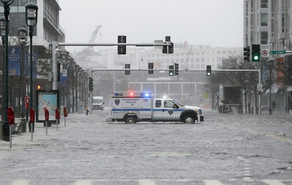 epa06575096 Water floods from Boston Harbor onto Seaport Boulevard in the Seaport district of Boston, Massachusetts, USA, 02 March 2018. A winter storm headed up the eastern seacoast is projected to b ...