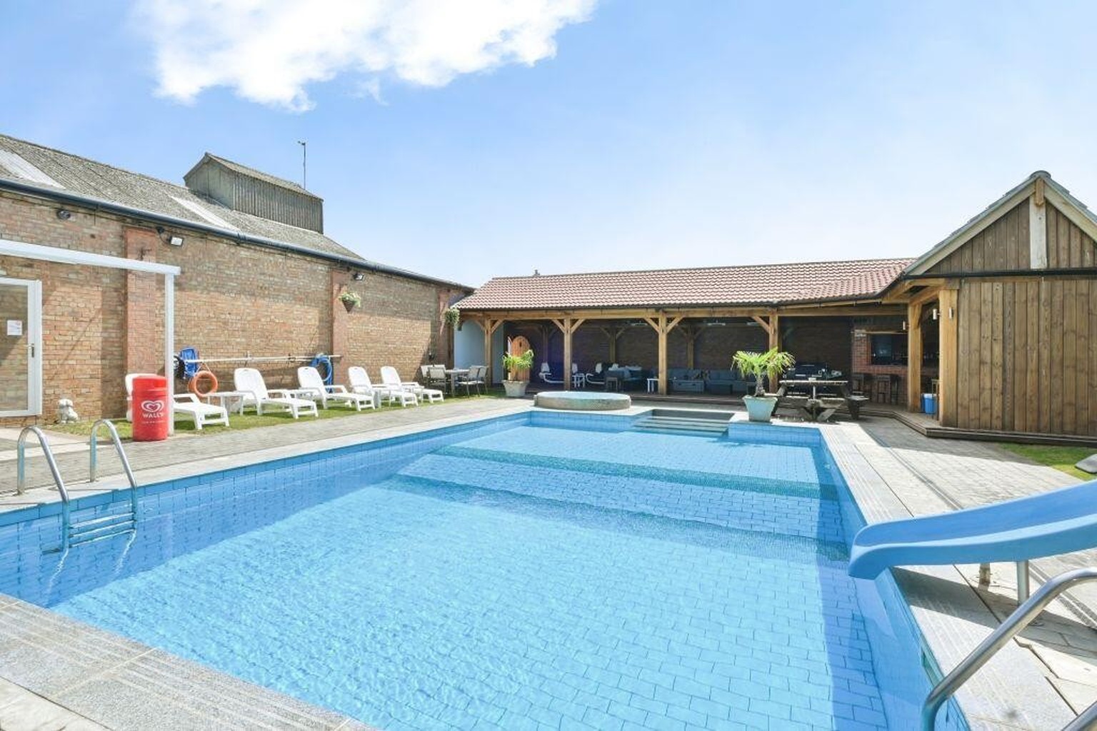 «Einzigartiges, frei stehendes Cottage mit drei Schlafzimmern, gewerblichen Nebengebäuden, Büroräumen, Garagen und vielseitigen Einrichtungen für Freizeit und Unterhaltung. Das Anwesen befindet sich h ...