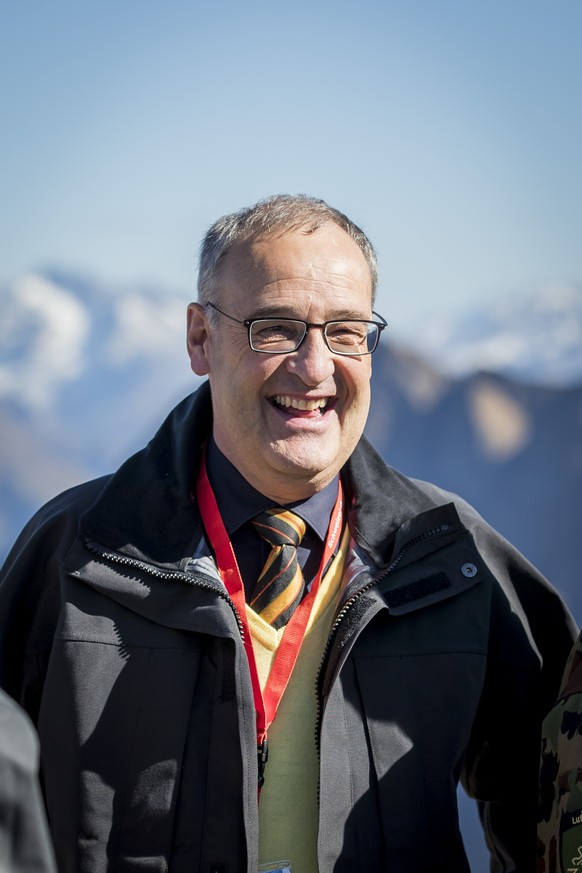 Bundesrat und Vorsteher VBS Guy Parmelin beobachtet das Fliegerschiessen auf der Axalp am Donnerstag, 12. Oktober 2017. (KEYSTONE/Christian Merz)