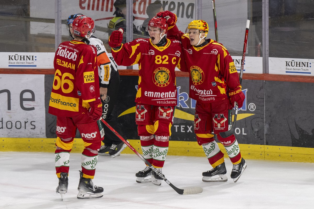 Jiri Felcman (SCL), Harri Pesonen (SCL) und Vili Saarijaervi (SCL), von links, feiern den Treffer zum 2-1 im Spiel der Eishockey National League zwischen SCL Tigers, SCL, und HC Lugano, HCL, vom Diens ...