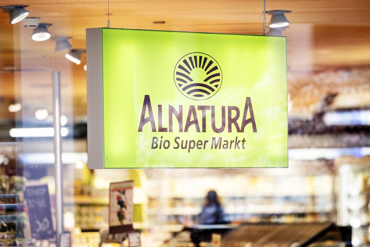 Das Logo einer Alnatura Filiale, aufgenommen am Dienstag, 25. Februar 2025 in Zuerich. Die Migros setzt ihre Konzentration aufs Kerngeschaeft fort. Der Detailhaendler verkauft ihre Moebelhaendlerin Mi ...