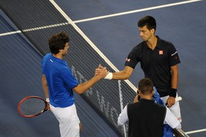Djokovic gratuliert Simon zu einem guten Match.