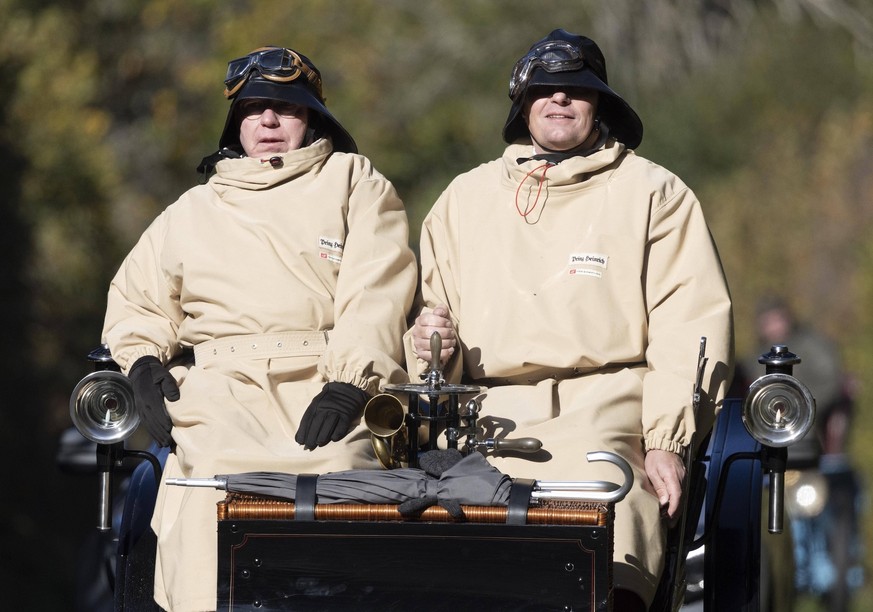 . 02/11/2025. Staplefield , United Kingdom. Competitors approach the village of Staplefield in West Sussex,United Kingdom during the London to Brighton Veteran Car Run. PUBLICATIONxINxGERxSUIxAUTxHUNx ...