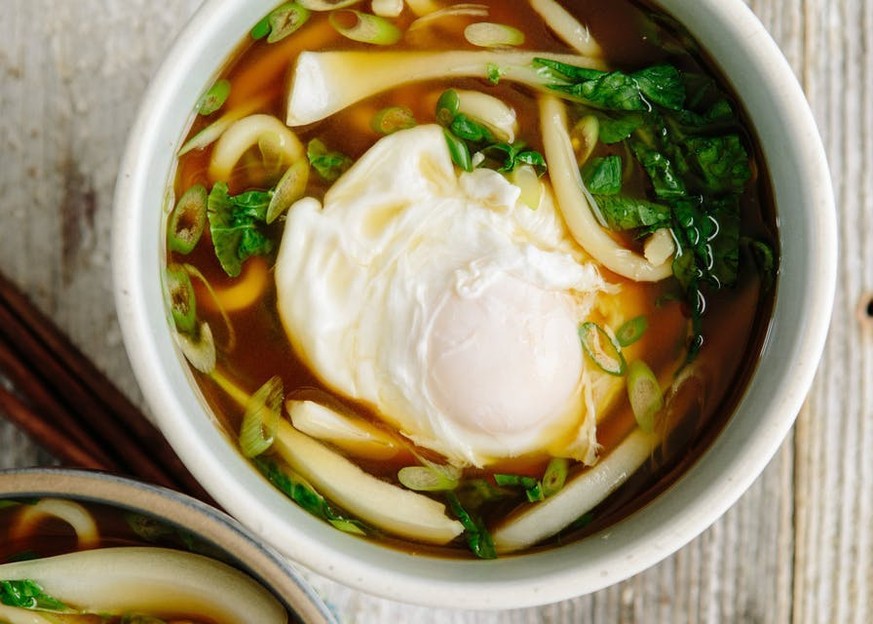 https://www.thekitchn.com/recipe-udon-noodles-with-bok-choy-and-poached-egg-weekinght-dinner-recipes-from-the-kitchn-112043 udon nudeln suppe pak choi pochiertes ei food essen asiatisch