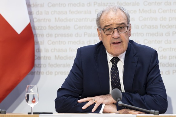 Bundesrat Guy Parmelin spricht waehrend einer Medienkonferenz ueber die Genehmigung des Krisenstabs fuer die Energiemangellage, am Freitag, 30. September 2022, in Bern. (KEYSTONE/Peter Klaunzer)