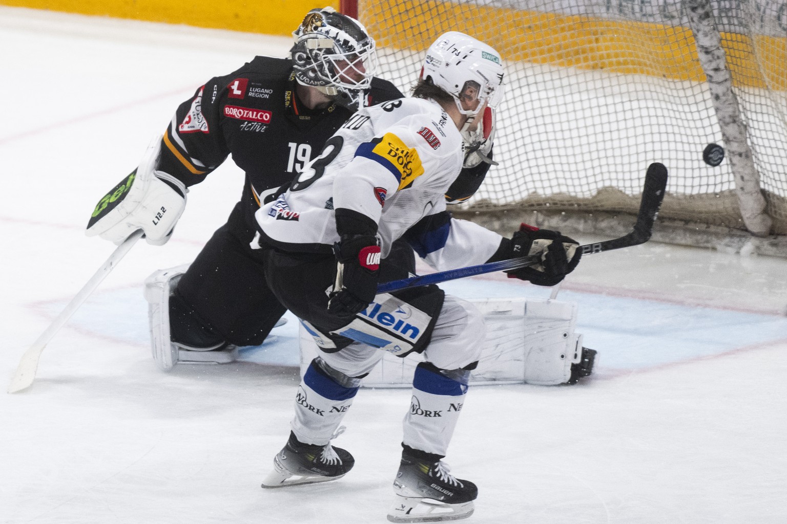 Fribourg&#039;s player Sandro Schmid scores the 0-3 goal against Lugano?s goalkeeper Mikko Koskinen during the game 2, 1/4 final playoff of National League 2023/24 between HC Lugano and HC Fribourg-Go ...