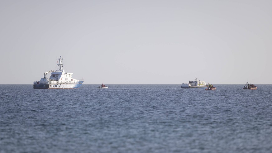 Der Wal wird von Booten aus der Bucht eskortiert. Buckelwal strandet vor Niendorfer Hafeneinfahrt Timmendorfer Strand, 27.03.26 Timmendorfer Strand Schleswig-Holstein Germany *** The whale is escorted ...