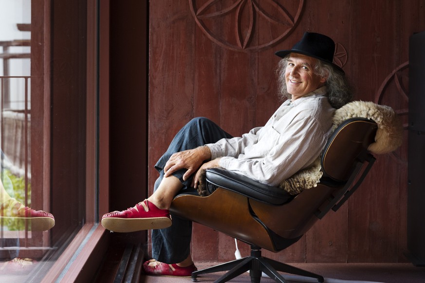 PORTRAIT DES SCHWEIZER LIEDERMACHERS LINARD BARDILL ZUM 60. GEBURSTAG AM 16. OKTOBER --- Portrait of Linard Bardill, Swiss songwriter and author, in his studio in Scharans, in the Canton of Grisons, S ...