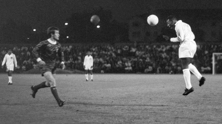 Pele, rechts, vom Santos FC, und Jakob &quot;Koebi&quot; Kuhn vom FC Zuerich, links, in Aktion in einem Freundschaftsspiel im Stadion Letzigrund in Zuerich, aufgenommen am 15. Juni 1968. 16 000 Zuscha ...