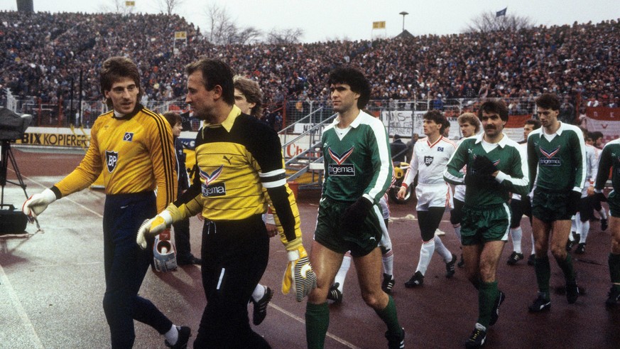 Bildnummer: 04060556 Datum: 01.02.1986 Copyright: imago/Kicker/Eissner
Einmarsch der Mannschaften v.li.: Torwart Uli Stein (HSV), Torwart Dieter Burdenski, Bruno Pezzey und Mirko Votava (alle Bremen); ...