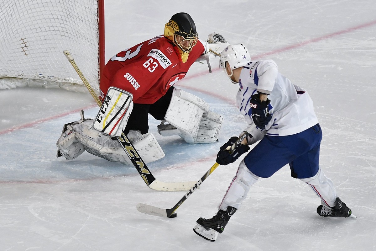 epa05953629 France’s Stephane da Costa, right, scores with a penalty shoot against Switzerland's goaltender Leonardo Genoni during a penalty shoot during their Ice Hockey World Championship group ...