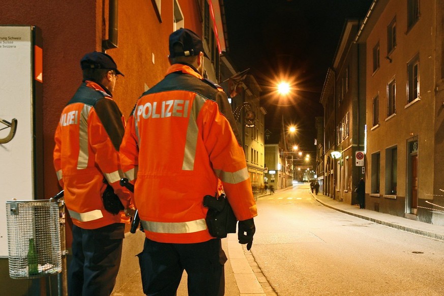 Polizisten in Chur kontrollieren die Einhaltung des «strengsten Polizeigesetzes der Schweiz».