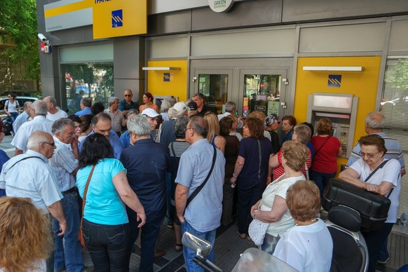 epa04833630 Pentioners stand in queue to withdraw the limited amount of 120 euros from their pension accounts outside the ATMs of a bank branch in Thessaloniki, Greece, 05 July 2015. Eurozone leaders  ...