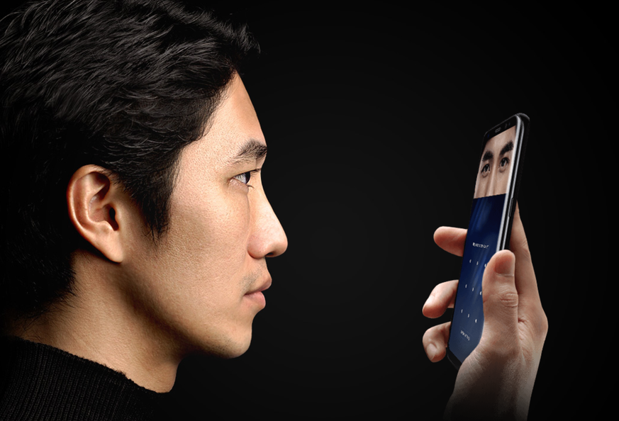 Mit dem ins Handy integrierten Augen-Scanner verspricht Samsung höchstmögliche Sicherheit. Bei der automatischen Gesichtserkennung ist das anders.
