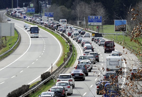 THEMENBILD ZUR TOTALSPERRUNG DES GOTTHARD-STRASSENTUNNELS NACH FRONTALKOLLISION ---Mehrere Kilometer Rueckstau auf der Autobahn vor dem Suedportal des Gotthardstrassentunnels am Ostermontag, 9. April  ...