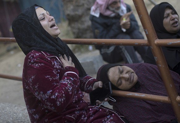 epa11006813 The sister (L) of a Palestinian from the Murad family, who died during Israeli airstrikes in the southern Gaza Strip, reacts as relatives gather outside the Nasser Hospital in Khan Yunis, south...