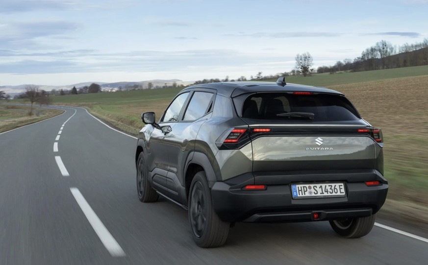 Kompakt: Der E-Vitara setzt auf einen langen Radstand und kurze Überhänge für ein gutes Platzangebot.