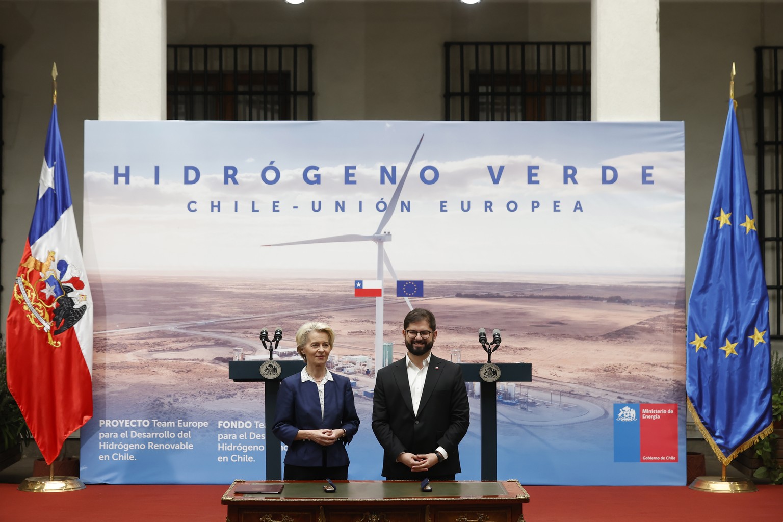 epa10691080 Chilean President Gabriel Boric (R) and European Commission President Ursula von der Leyen take part in a joint press conference about green hydrogen at the Palacio de La Moneda in Santiag ...